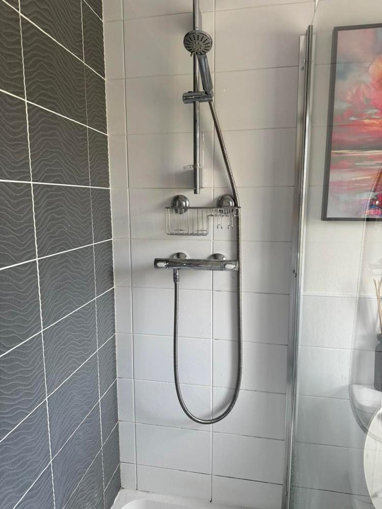 Thermostatic bar shower fitted